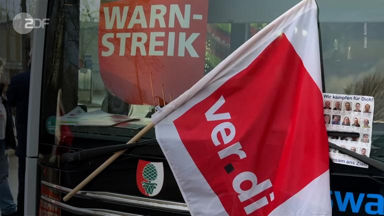 Eine Flagge der Gewerkschaft "ver.di" hängt am Fester eines Busses anlässlich eines ÖPNV-Warnstreiks in Bayern.