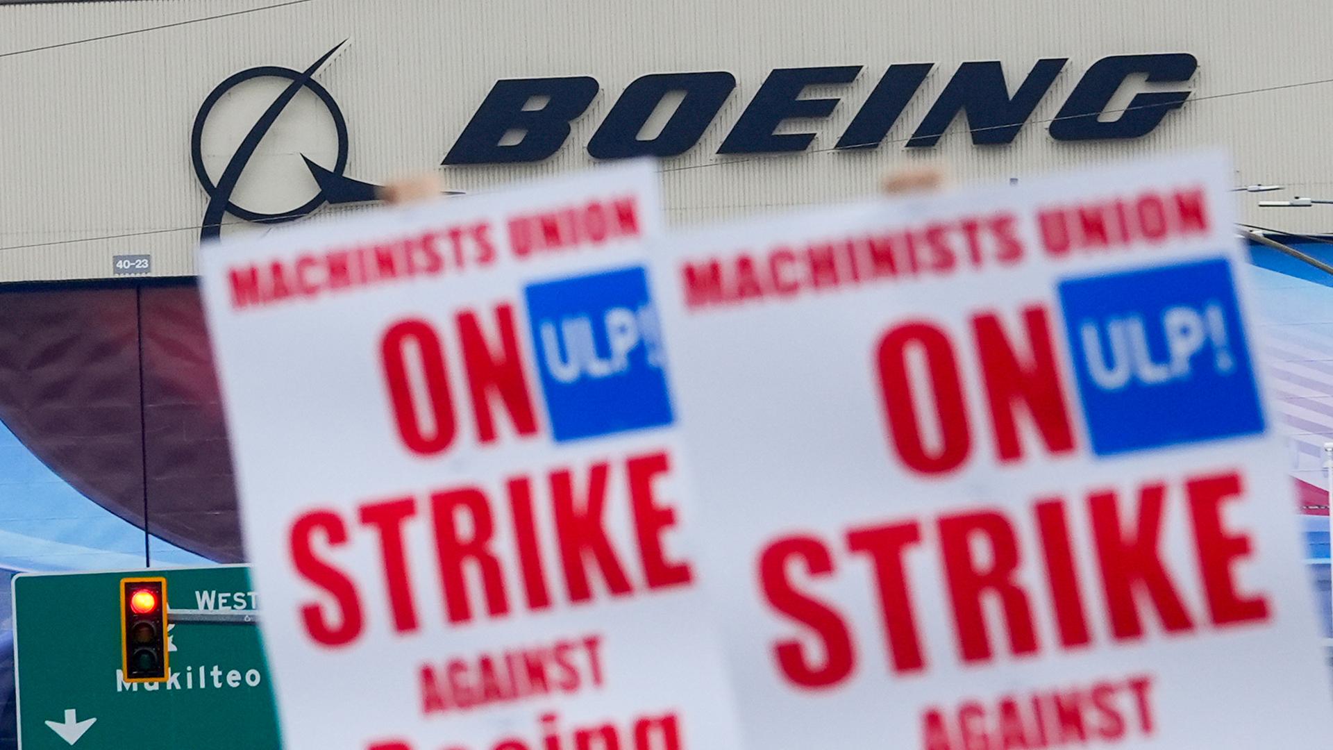 Archiv: Boeing-Beschäftigte schwenken vor dem Werk Streikpostenschilder. Aufgenommen am 15.09.2024 in Everett, USA