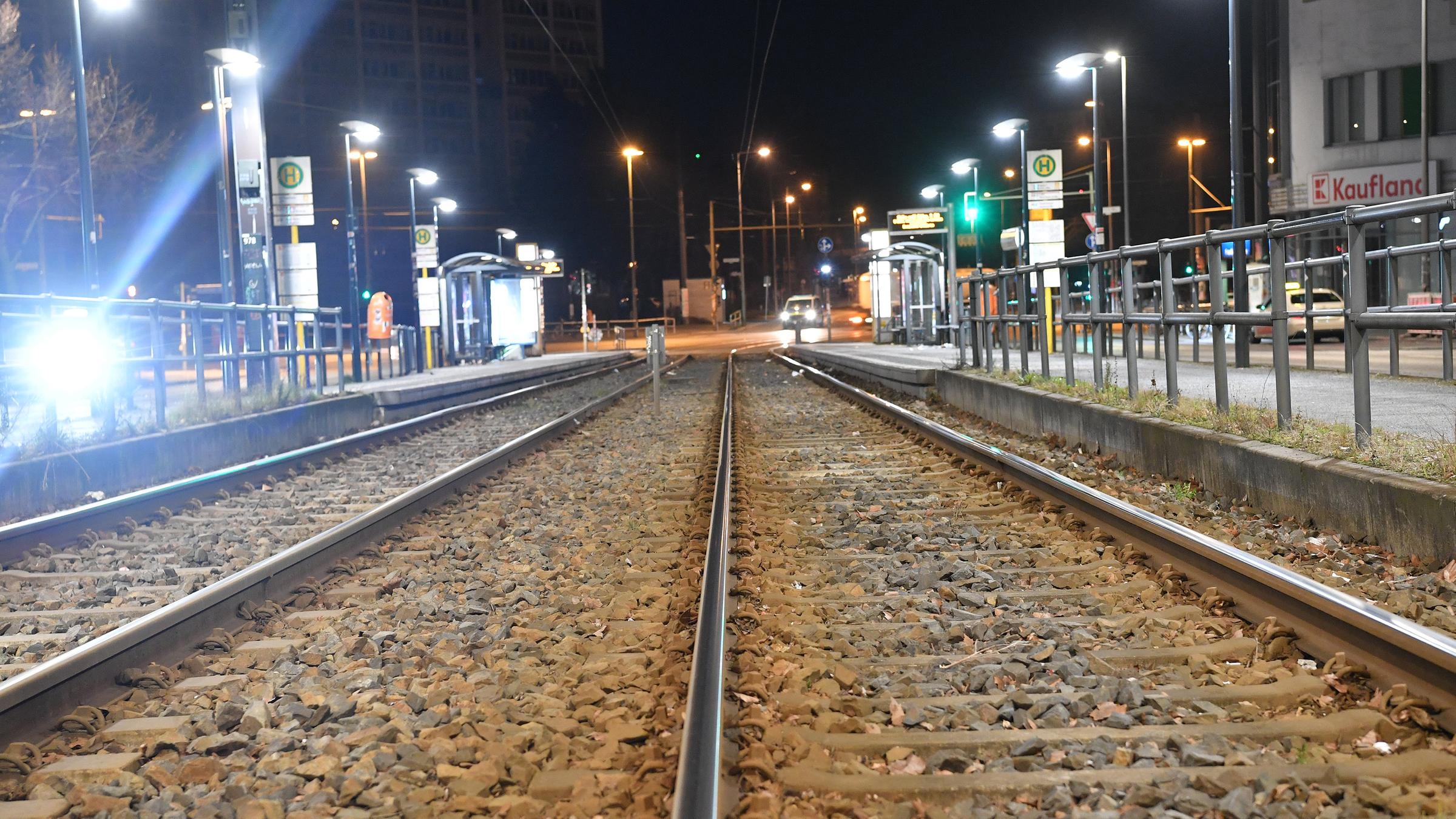 Menschenleer ist die Haltestelle der BVG an der Frankfurter Allee