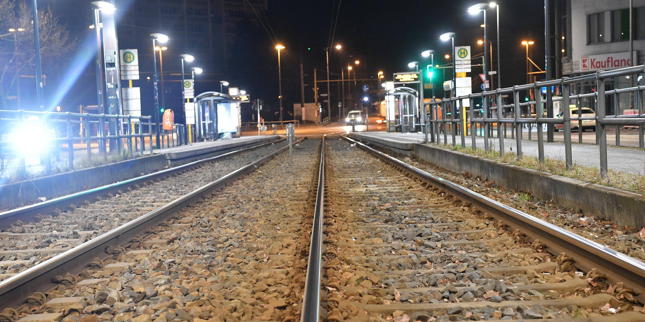 Menschenleer ist die Haltestelle der BVG an der Frankfurter Allee