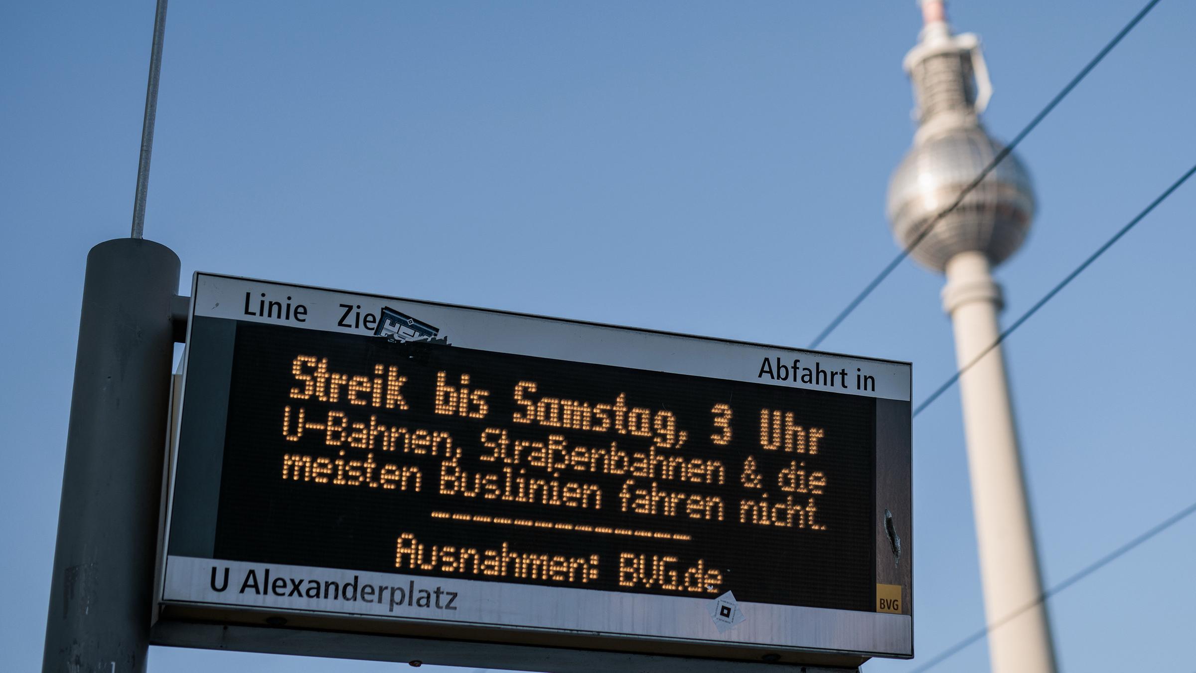 Streiknachricht auf einer Anzeigetafel am Alexanderplatz