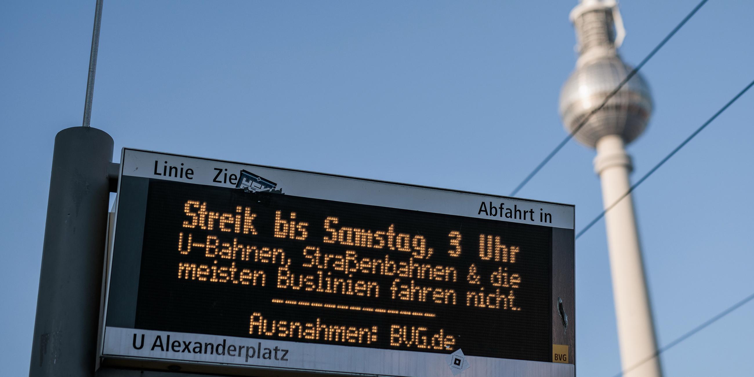Streiknachricht auf einer Anzeigetafel am Alexanderplatz