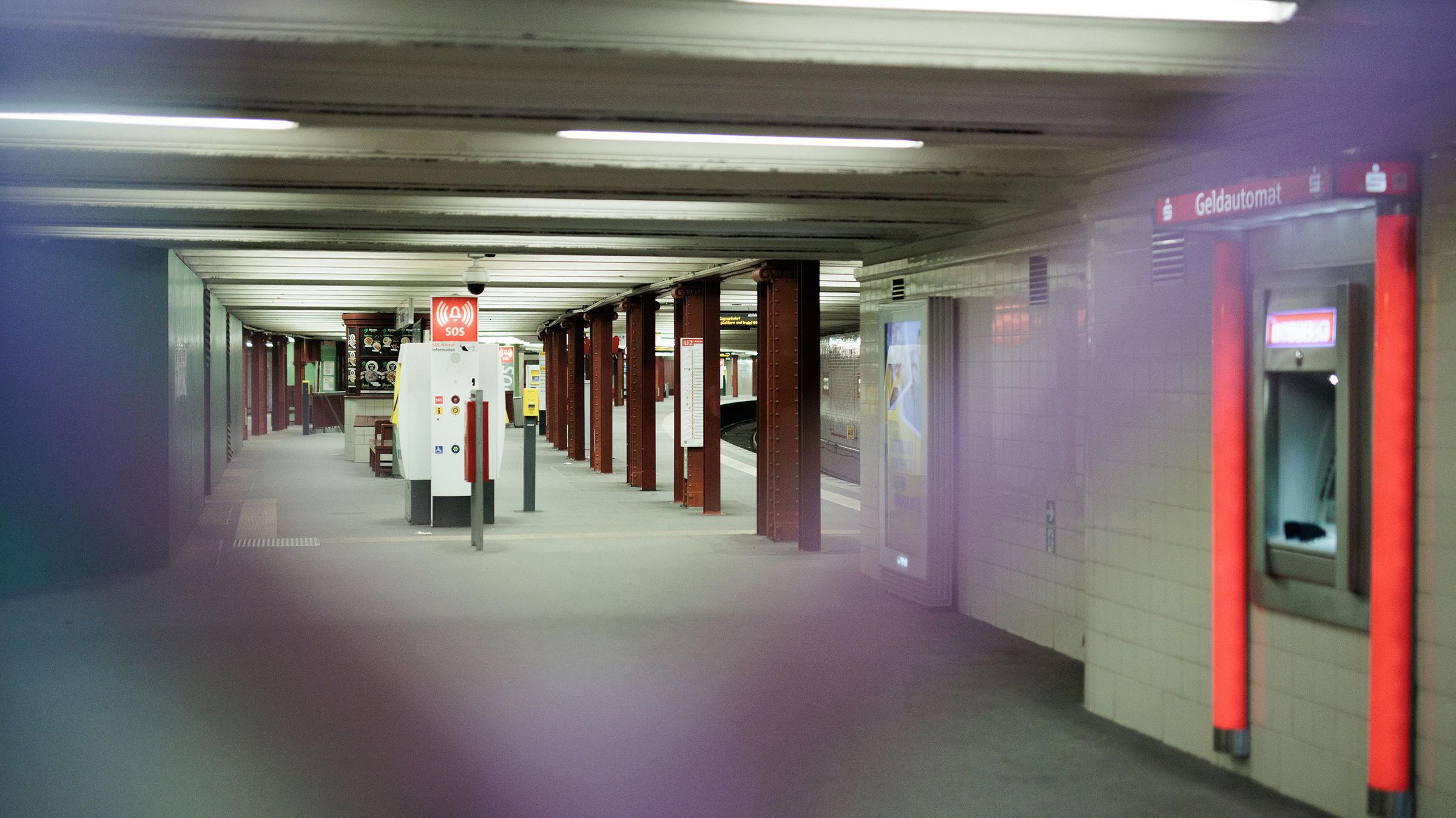 Menschenleer ist der Bahnsteig der U-Bahnlinie U2 an der Station Alexanderplatz