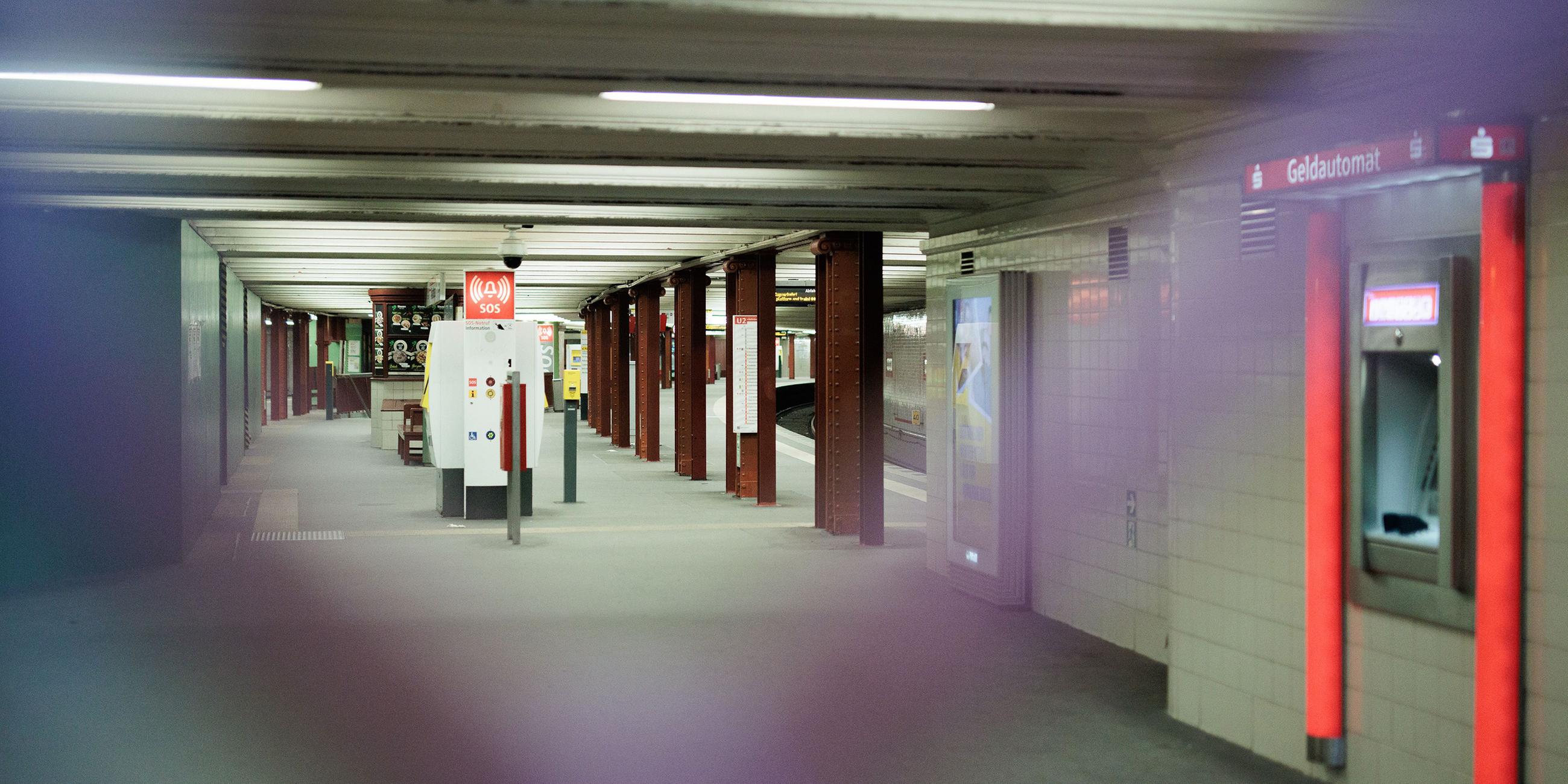 Menschenleer ist der Bahnsteig der U-Bahnlinie U2 an der Station Alexanderplatz