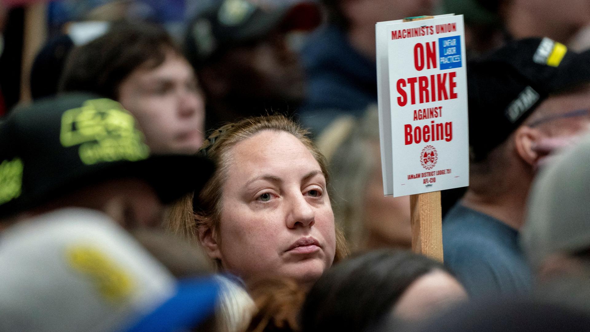 Eine Frau, Mitarbeiterin bei Boeing, streikt.