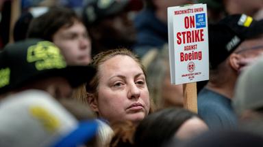 Eine Frau, Mitarbeiterin bei Boeing, streikt.