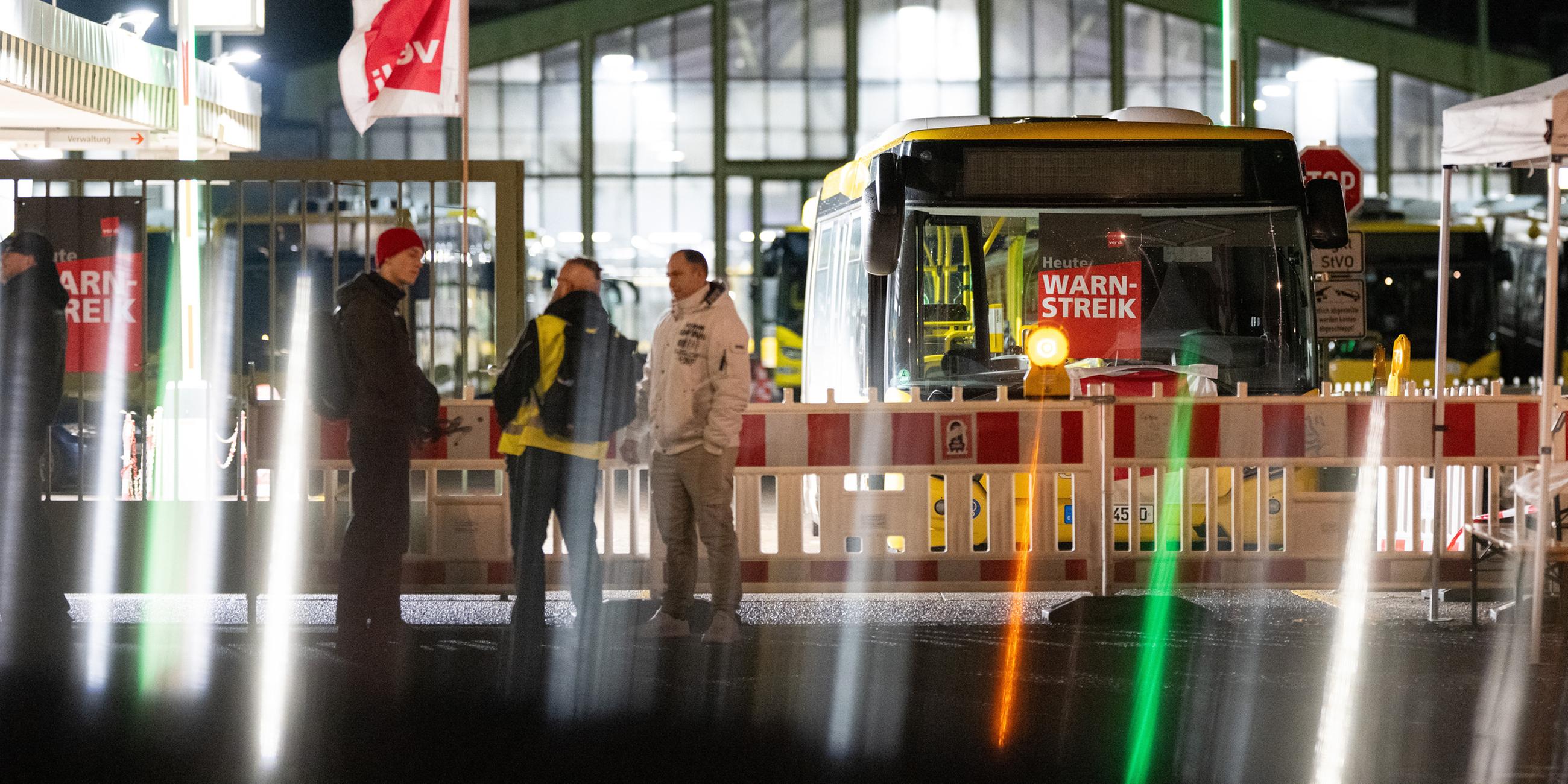 Streikende stehen während eines ganztägigen Verdi-Warnstreiks bei den Berliner Verkehrsbetrieben vor einem Betriebshof in der Müllerstraße. 