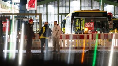 Streikende stehen während eines ganztägigen Verdi-Warnstreiks bei den Berliner Verkehrsbetrieben vor einem Betriebshof in der Müllerstraße. 