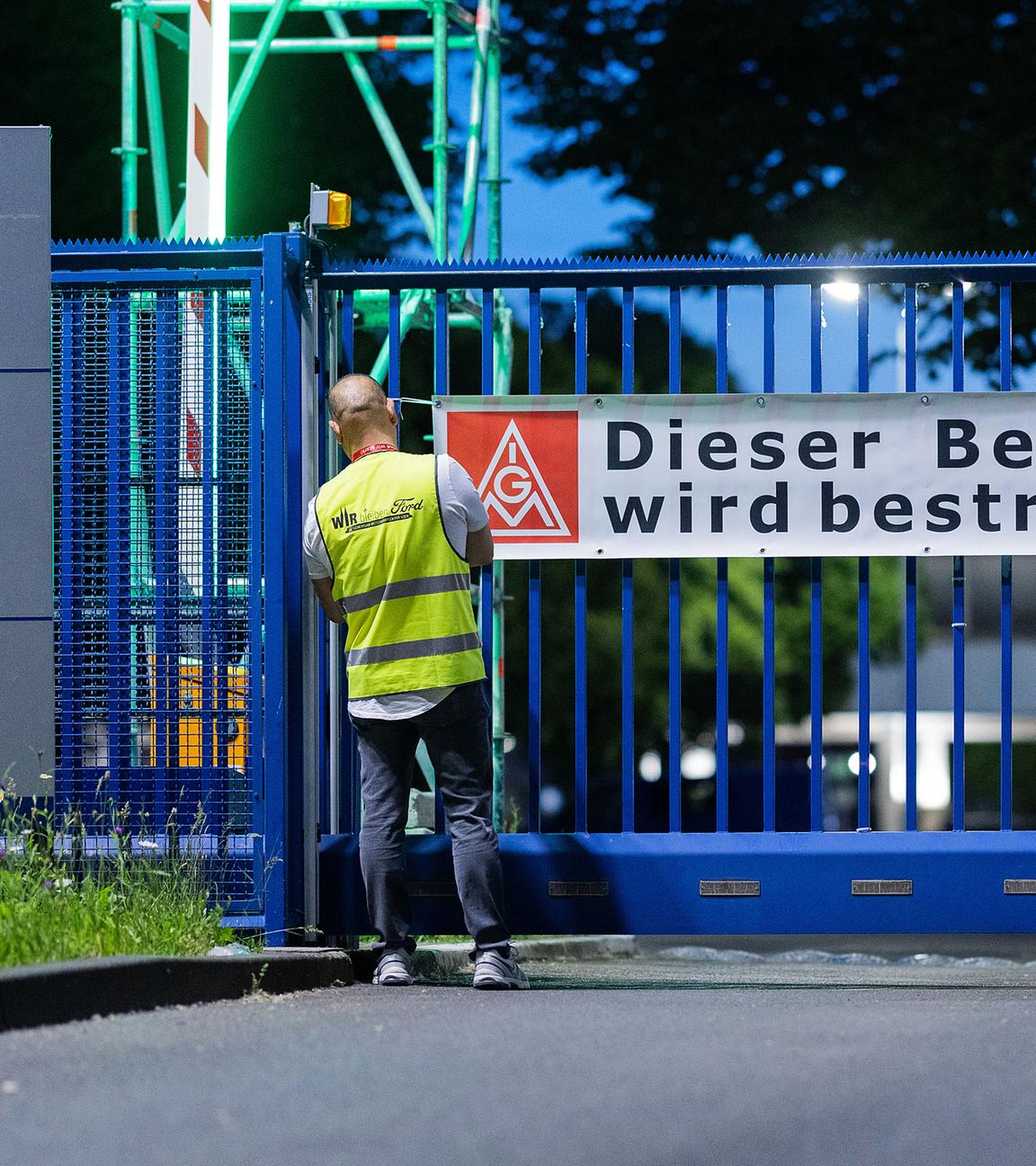 Mitarbeiter bringen beim ersten Streik in der Geschichte der Kölner Ford-Werke ein Banner vor dem Haupttor 3 an mit der Aufschrift Dieser Betrieb wird bestreikt!