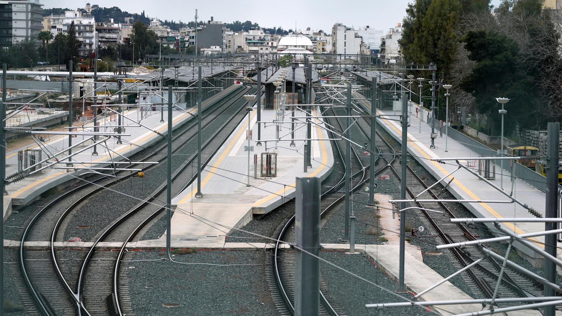 Der Hauptbahnhof der griechischen Hauptstadt ist während eines landesweiten 24-stündigen Streiks geschlossen. Gleise und Bahnsteige sind leer.