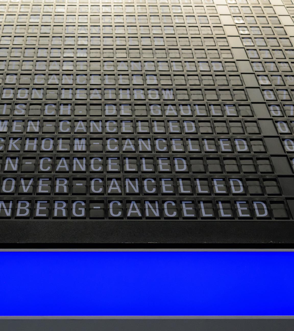 Blick auf eine Anzeigetafel am Frankfurter Flughafen. 