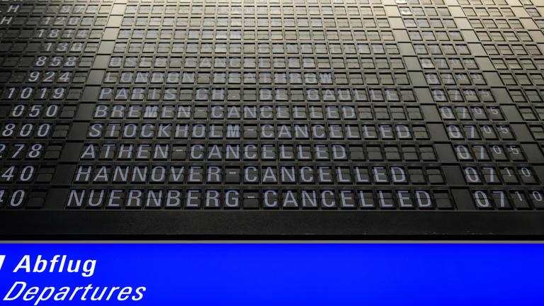 Blick auf eine Anzeigetafel am Frankfurter Flughafen. 