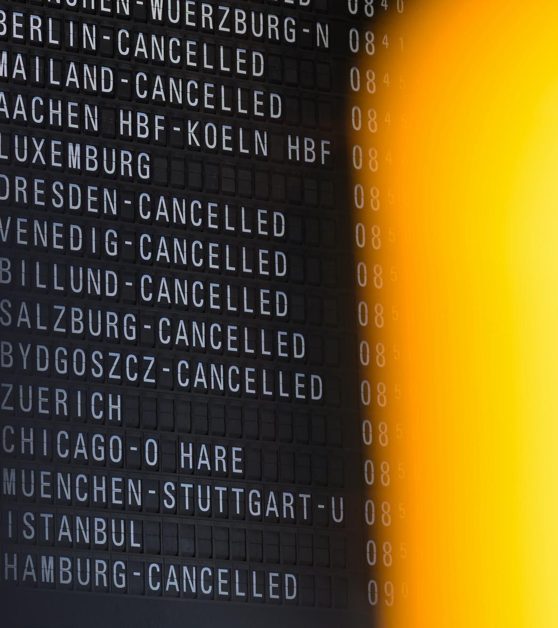 Gestrichene Lufthansa Flüge werden auf einer Anzeigetafel am Frankfurter Flughafen angezeigt.