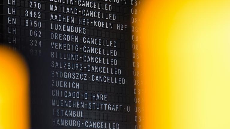 Gestrichene Lufthansa Flüge werden auf einer Anzeigetafel am Frankfurter Flughafen angezeigt.