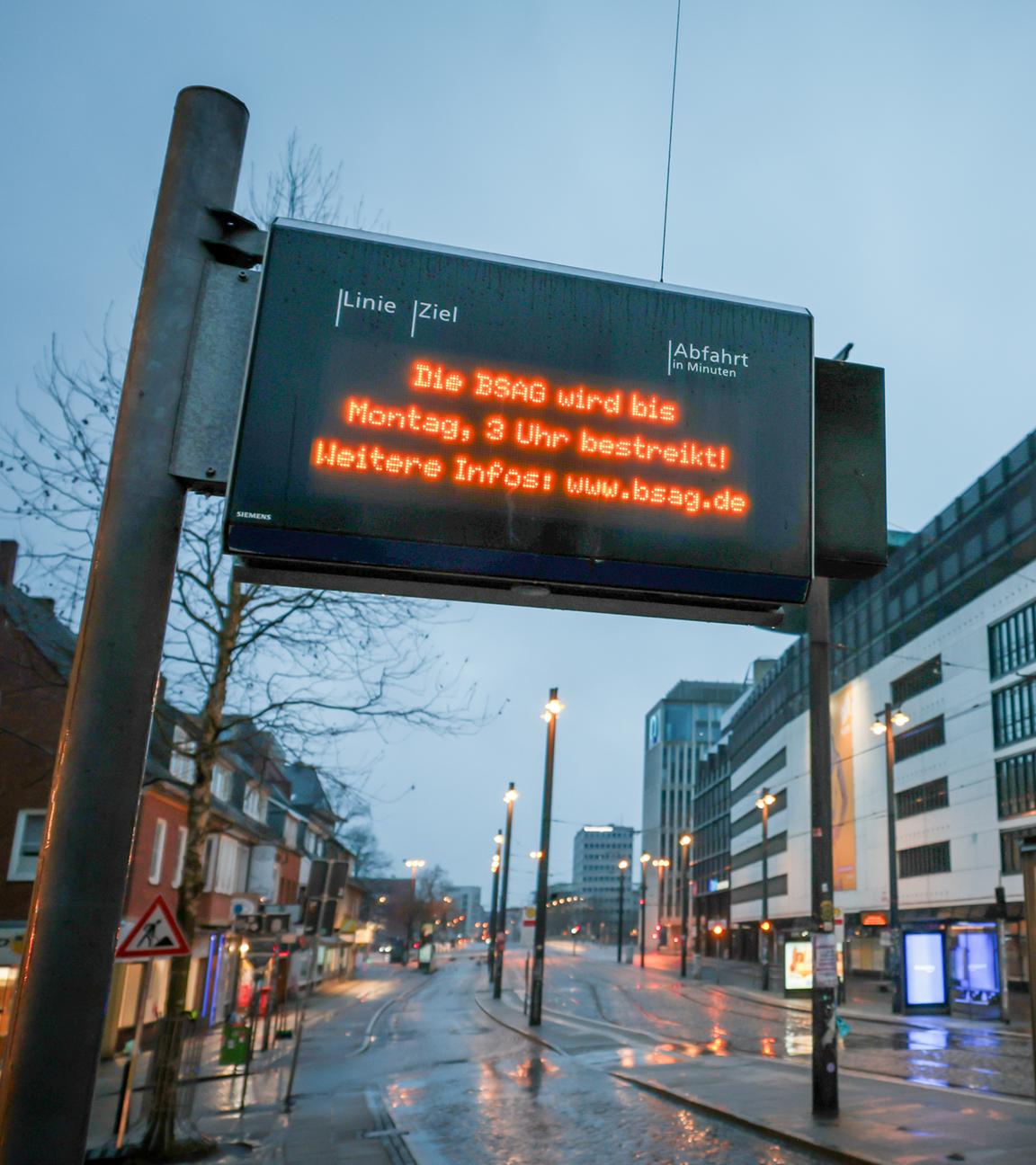Eine Anzeigetafel weist an der Haltestelle der Bremer Straßenbahn AG (BSAG) am PNV-Knotenpunkt Domsheide im Morgengrauen auf einen Streik hin. 
