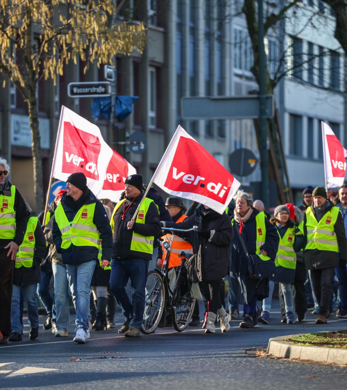 Demonstranten laufen im Zuge der Kundgebung der Gewerkschaft Ver.di durch Düsseldorf. 
