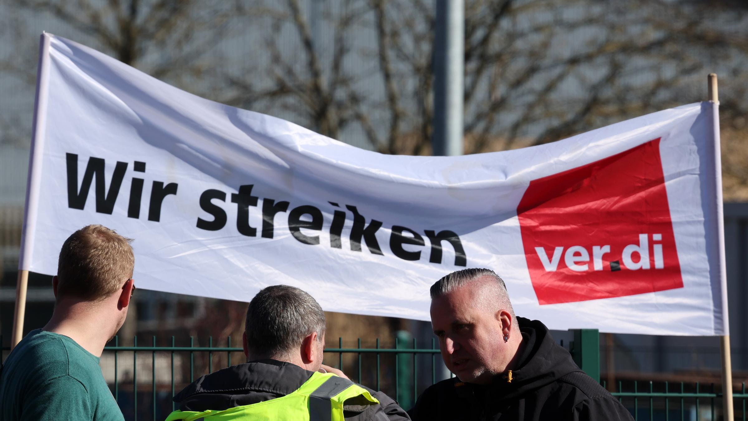 Mitarbeiter des Öffentlichen Personennahverkehrs sind dem Aufruf der Gewerkschaft Verdi zu einem weiteren Warnstreik vor dem Depot der Rostocker Straßenbahn gefolgt.