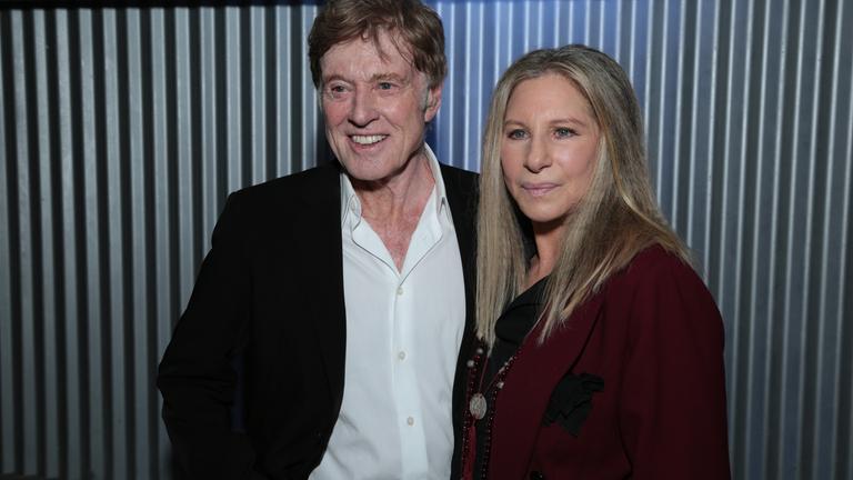 Robert Redford und Barbra Streisand werden gemeinsam fotografiert.