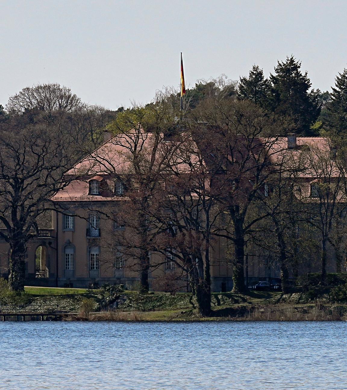 Die Spitzen von CDU, CSU und SPD haben sich in die Villa Borsig in Berlin zurückgezogen, um über Reformen und Wege aus der Energiepreiskrise zu beraten.