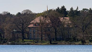 Die Spitzen von CDU, CSU und SPD haben sich in die Villa Borsig in Berlin zurückgezogen, um über Reformen und Wege aus der Energiepreiskrise zu beraten.