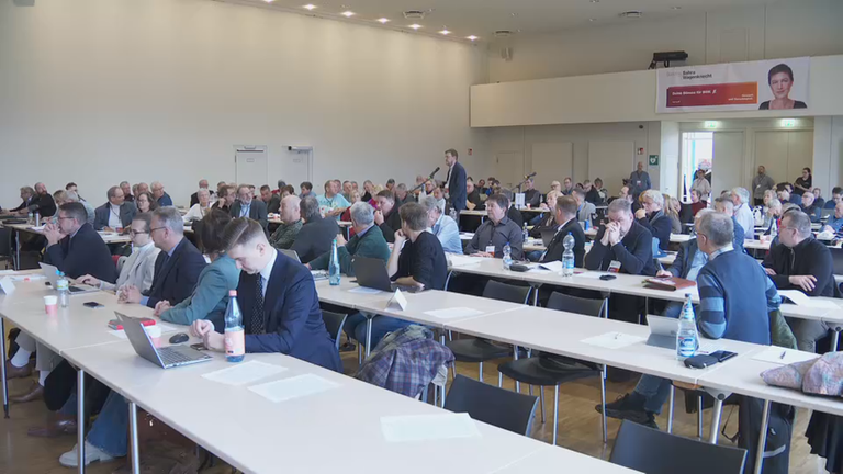 Eine BSW-Versammlung ist zu sehen.