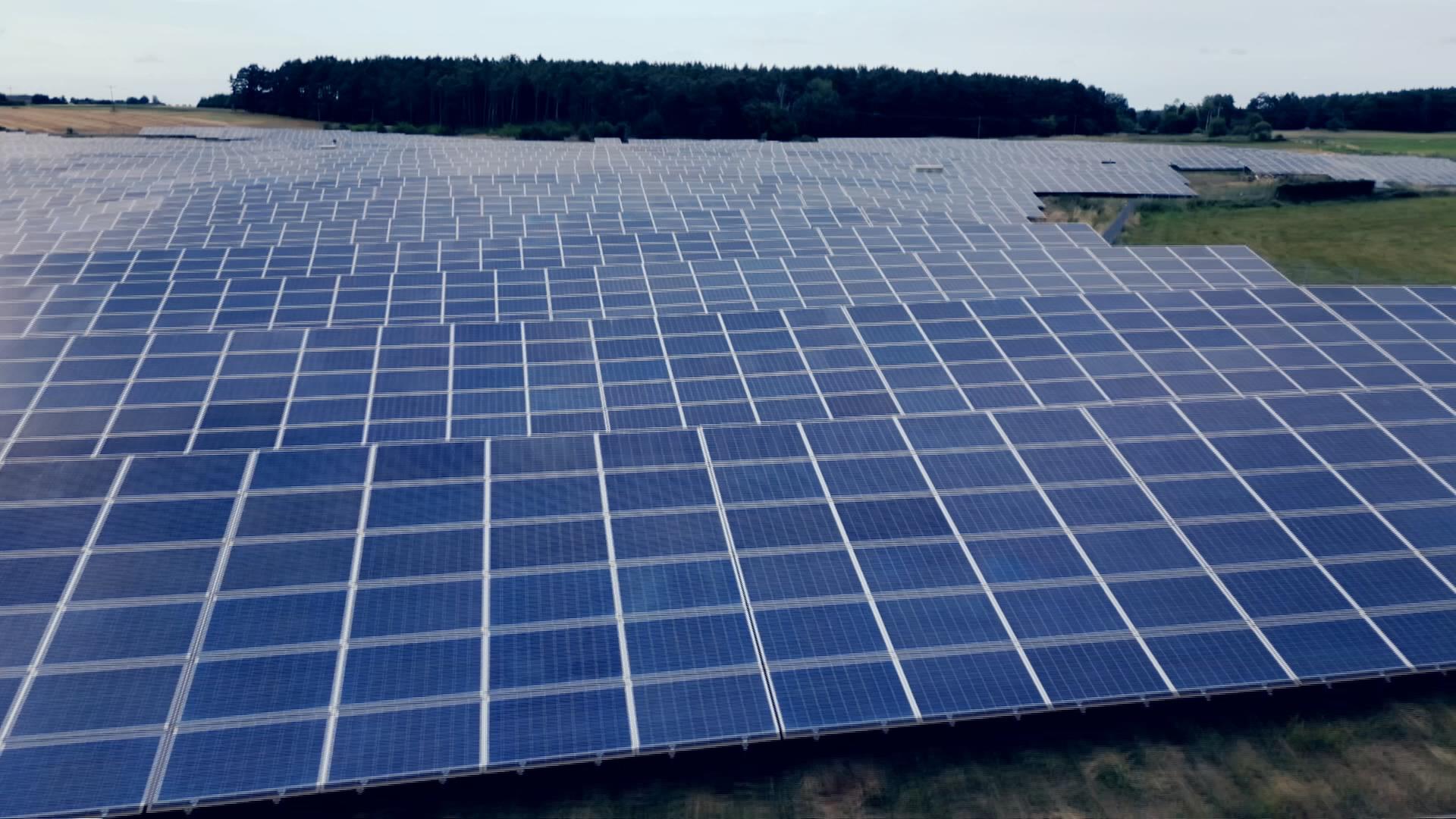 Fläche mit vielen Solarpanelen