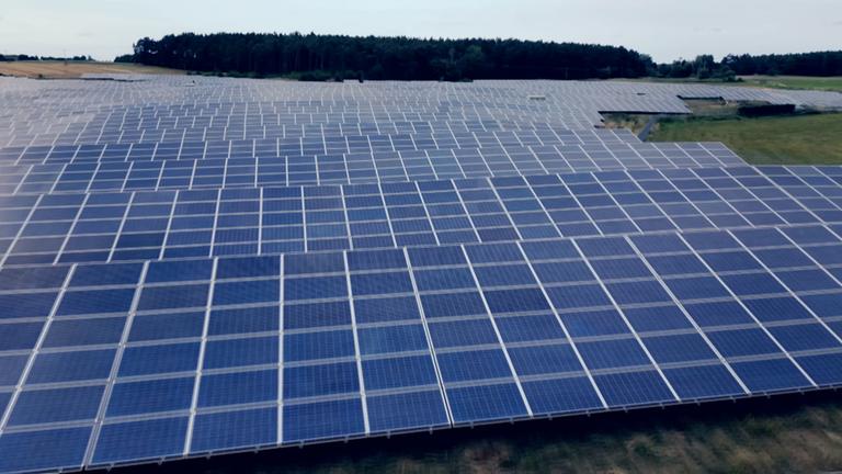 Fläche mit vielen Solarpanelen