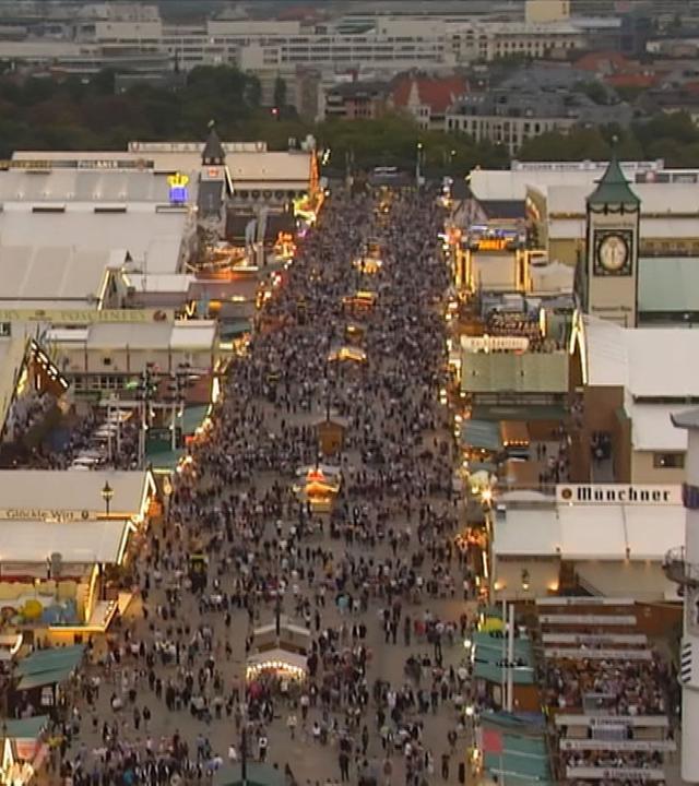 Oktoberfest von oben, Zelte links und rechts