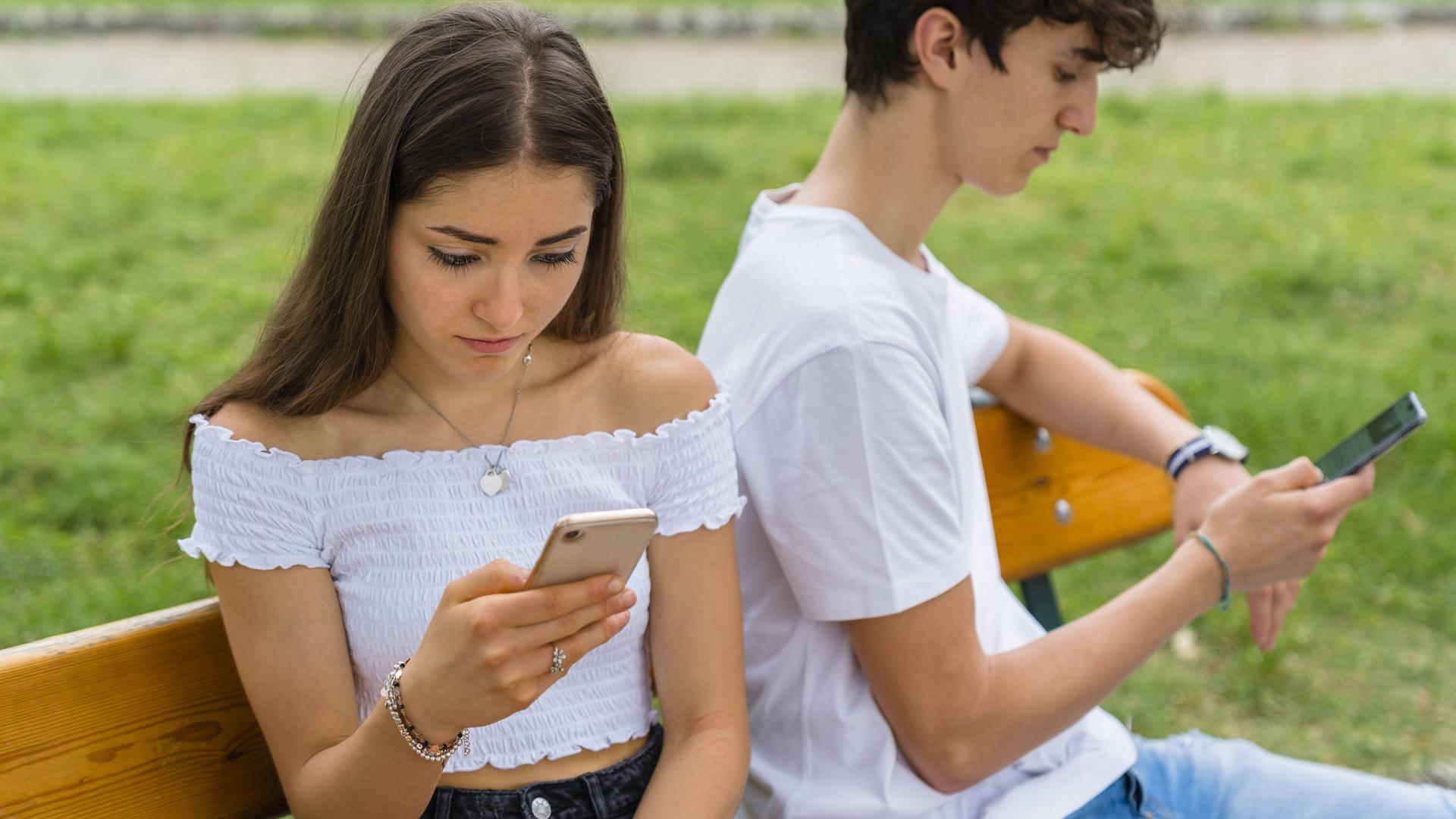 Streitendes Paar mit Smartphone