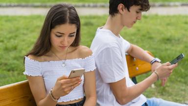 Streitendes Paar mit Smartphone