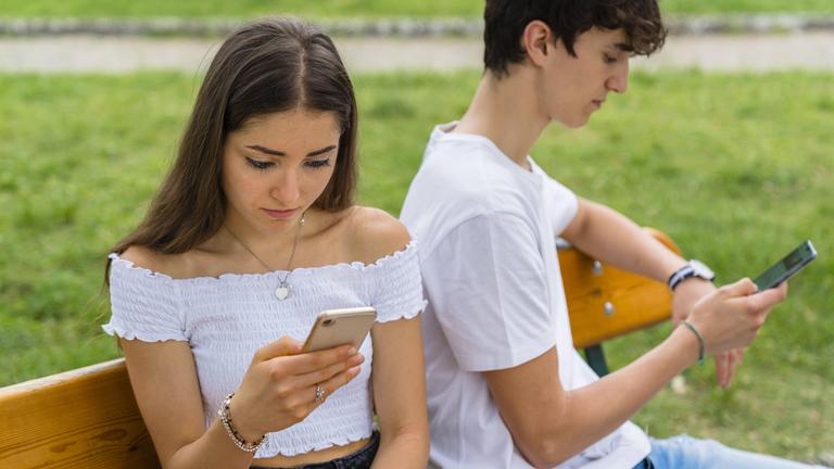 Streitendes Paar mit Smartphone