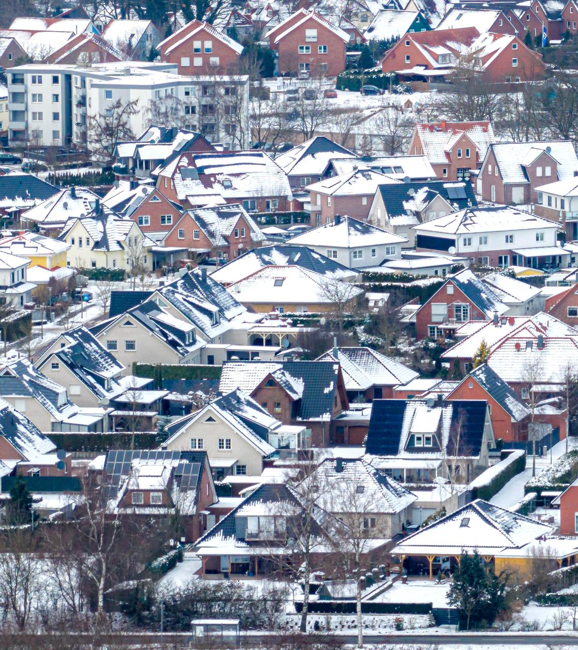 Schnee liegt auf den Wohnhäusern im Stadtteil Dauelsen.