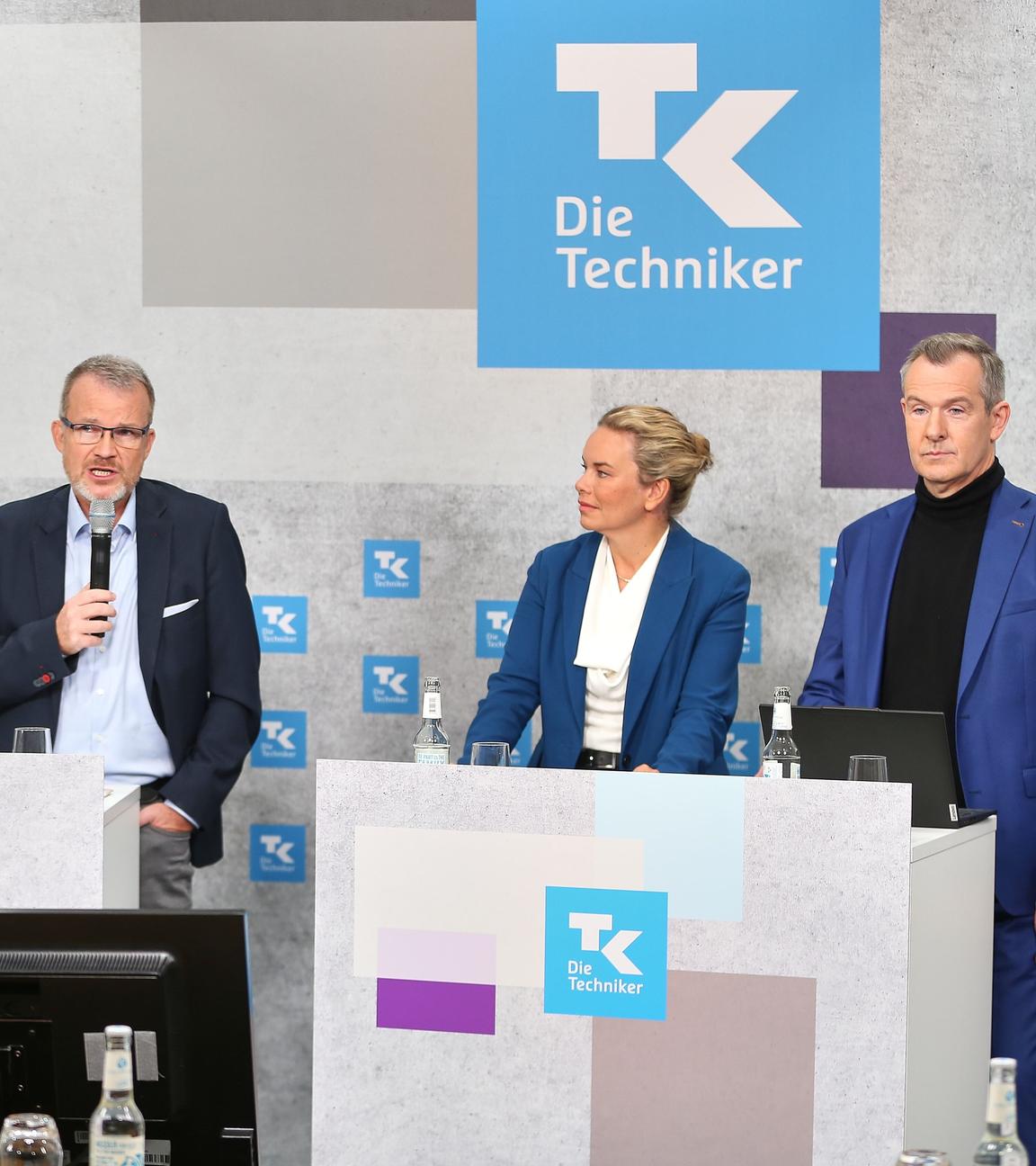 Haus der Bundespressekonferenz: Pressekonferenz: Techniker Krankenkasse - TK-Stressreport 2025: L-R: Anne Krämer, Jens Baas, Judith Mangelsdorf und Peter Wendt