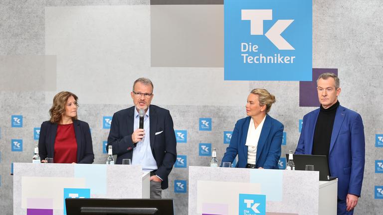 Haus der Bundespressekonferenz: Pressekonferenz: Techniker Krankenkasse - TK-Stressreport 2025: L-R: Anne Krämer, Jens Baas, Judith Mangelsdorf und Peter Wendt
