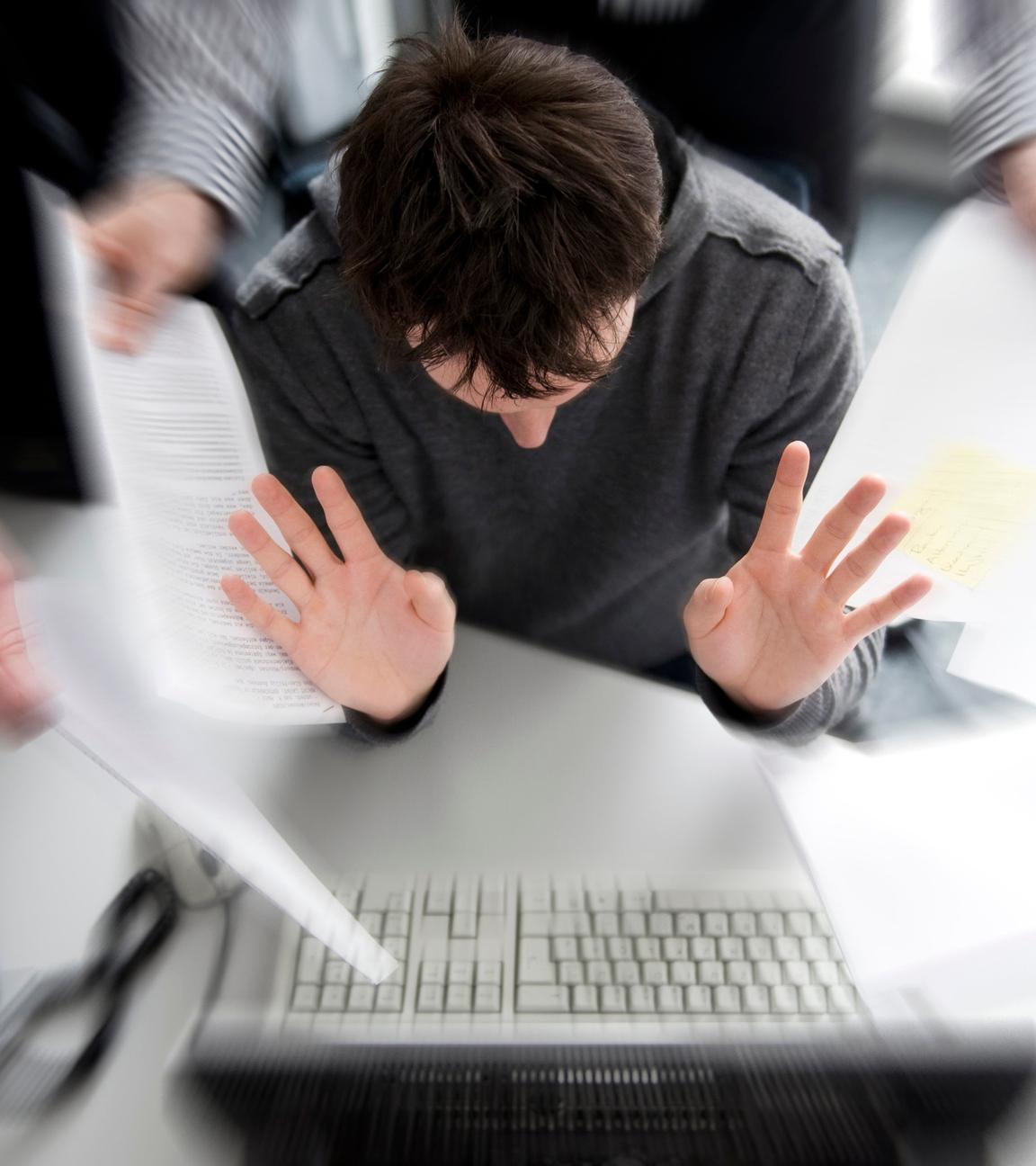 Ein Mitarbeiter in einem Büro in Hamburg ist mit zahlreichen Anforderungen konfrontiert. 