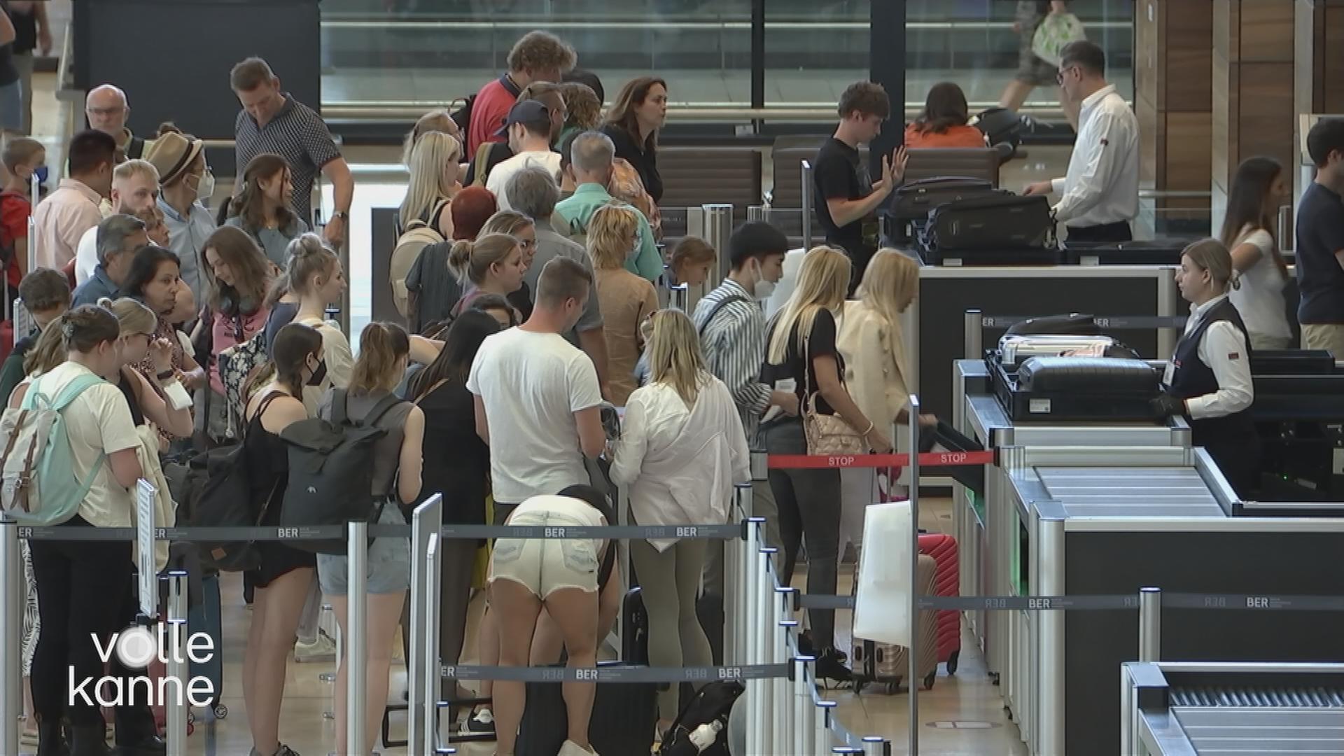 Warteschlangen am Check-in-Schalter am Flughafen