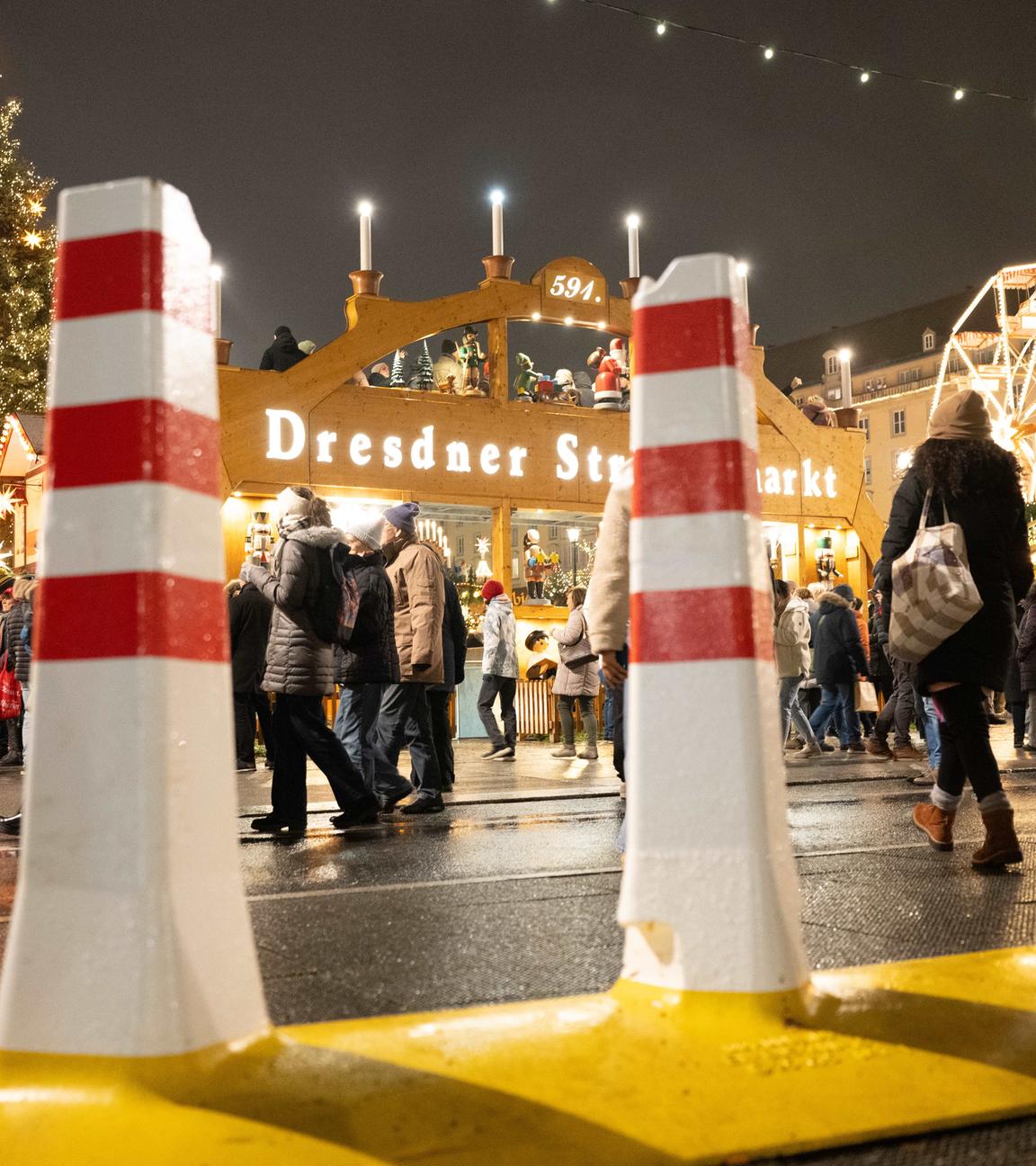 Eine mobile Fahrzeugsperre steht auf dem 591. Dresdner Striezelmarkt zur Eröffnung. Der Weihnachtsmarkt auf dem Dresdner Altmarkt ist bis zum 24. Dezember geöffnet.