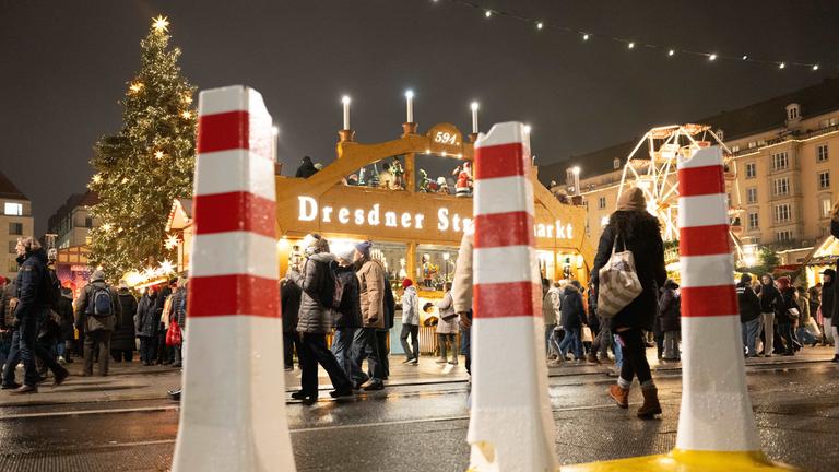 Eine mobile Fahrzeugsperre steht auf dem 591. Dresdner Striezelmarkt zur Eröffnung. Der Weihnachtsmarkt auf dem Dresdner Altmarkt ist bis zum 24. Dezember geöffnet.
