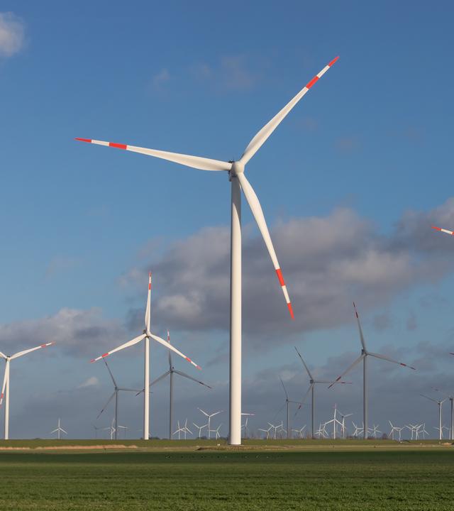 Windräder in einem Windpark bei Reußenköge an der Nordsee in Nordfriesland