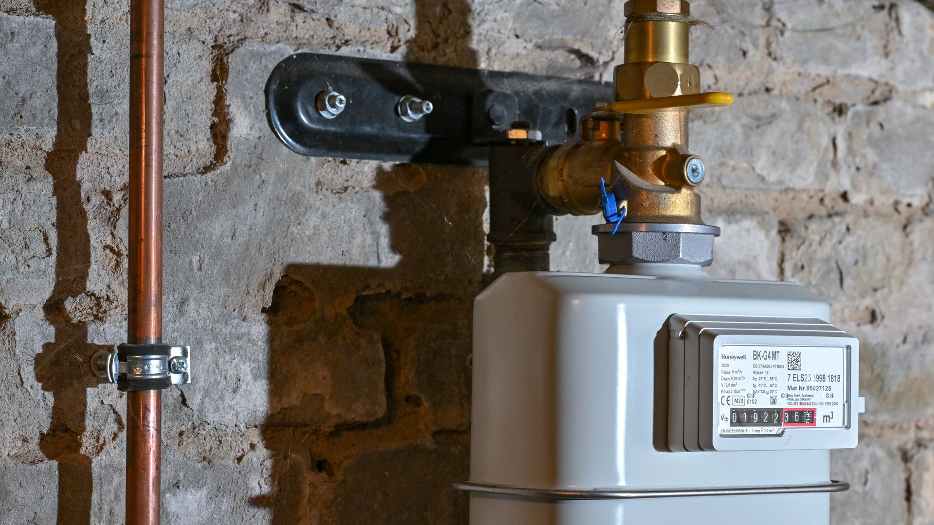 Ein Gaszähler in einem Keller eines Einfamilienhauses. 