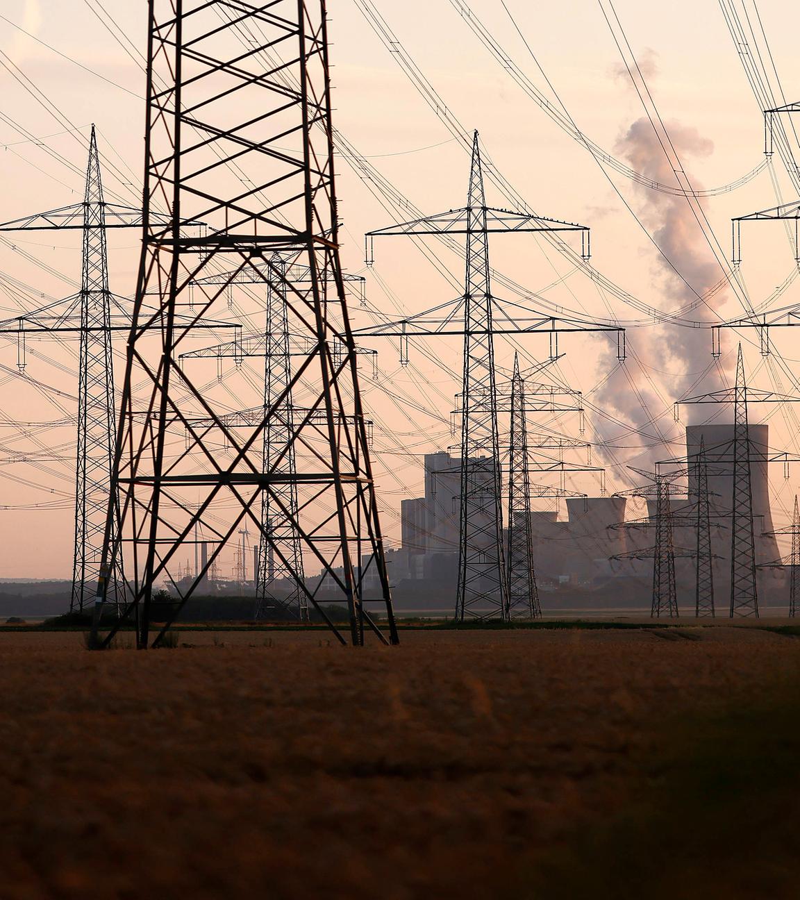 Strommasten und Windräder rund um das Kohlekraftwerk Niederaußem des Stromkonzerns RWE