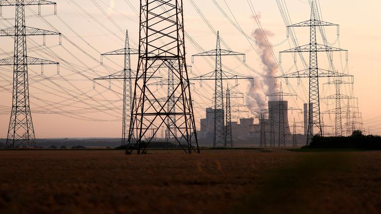 Strommasten und Windräder rund um das Kohlekraftwerk Niederaußem des Stromkonzerns RWE