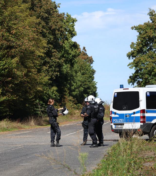Nordrhein-Westfalen, Kerpen (Eifel): Polizeikräfte warten auf den Beginn eines Großeinsatzes am Hambacher Forst.