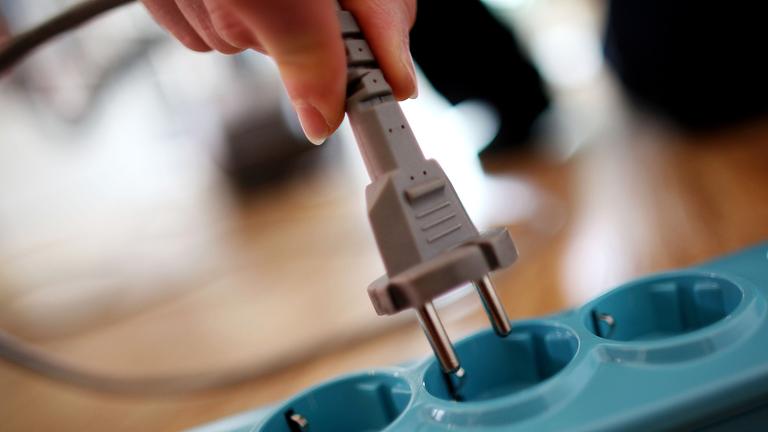 Stecker wird in Steckdosenleiste gesteckt, aufgenommen am18.03.2011