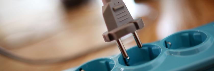 Stecker wird in Steckdosenleiste gesteckt, aufgenommen am18.03.2011