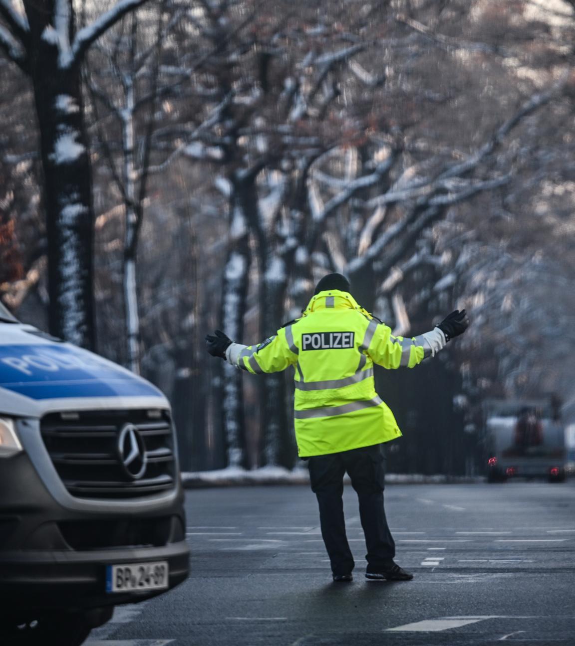 Ein Polizist regelt den Verkehr an einer Kreuzung, an der die Ampel ausgefallen ist. Zehntausende Menschen im Südwesten der Hauptstadt haben keinen Strom. 