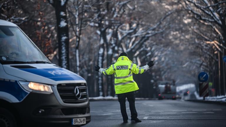 Ein Polizist regelt den Verkehr an einer Kreuzung, an der die Ampel ausgefallen ist. Zehntausende Menschen im Südwesten der Hauptstadt haben keinen Strom. 