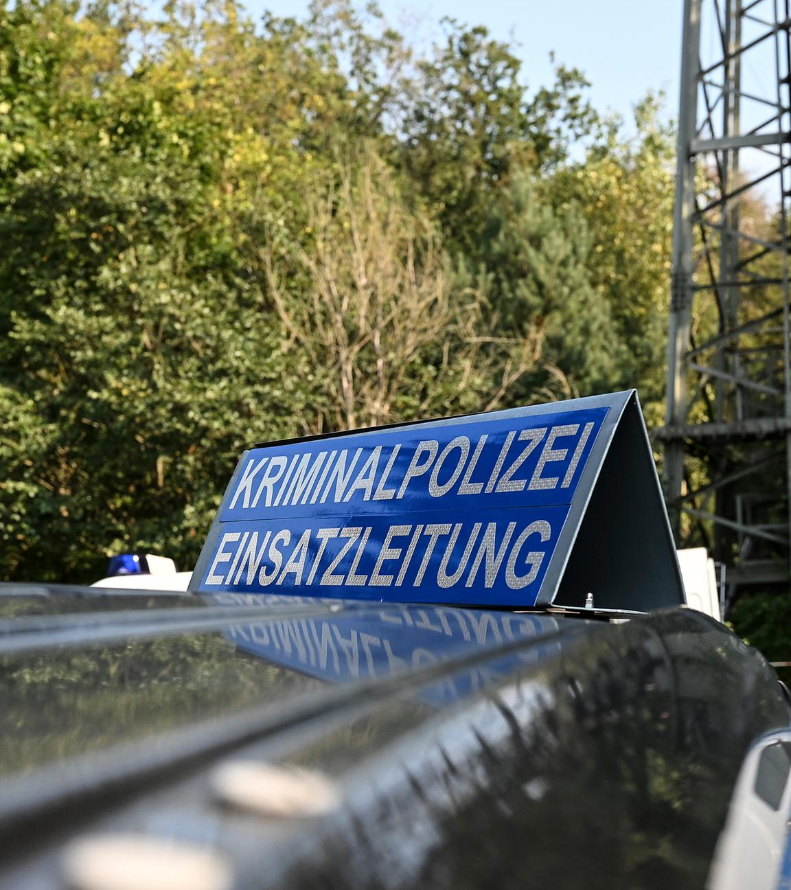 Polizei steht vor dem teilweise beschädigten Strommast im Königsheideweg am 09.09.2025
