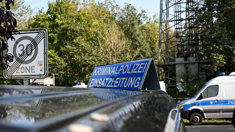 Polizei steht vor dem teilweise beschädigten Strommast im Königsheideweg am 09.09.2025