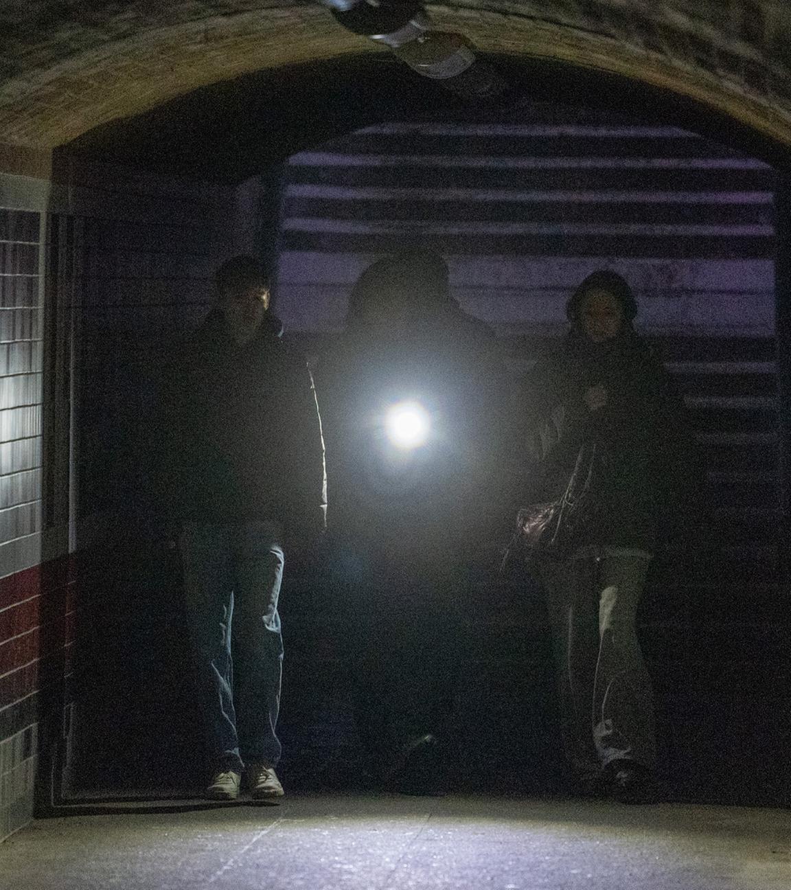 Passanten gehen durch den Bahnhof Wannsee nach einem Stromausfall.